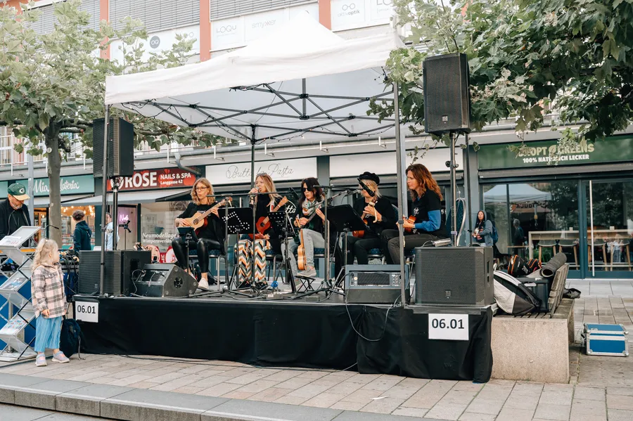 Schülerband von Stage Ahead auf der Bühne beim Wiesbadener Stadtfest