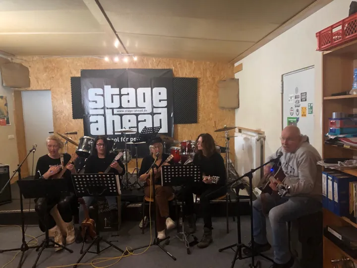 Schülerinnen und Schüler von Stage Ahead spielen bei einer Matinee